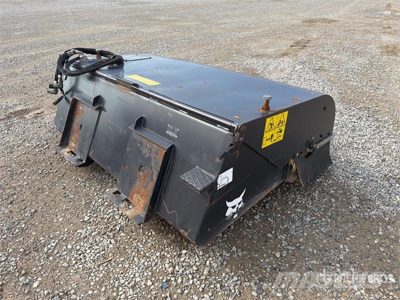 Bobcat 185 SWB Skid Steer Broom Cepillos