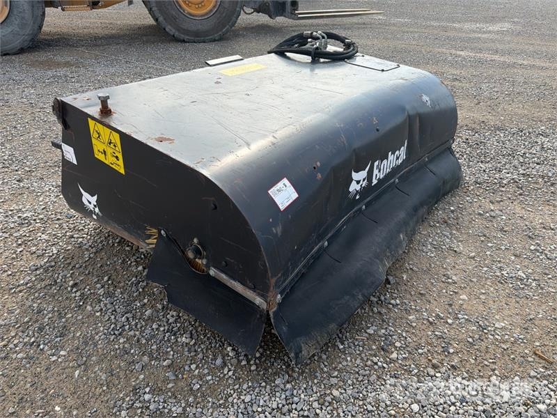 Bobcat 185 SWB Skid Steer Broom Cepillos