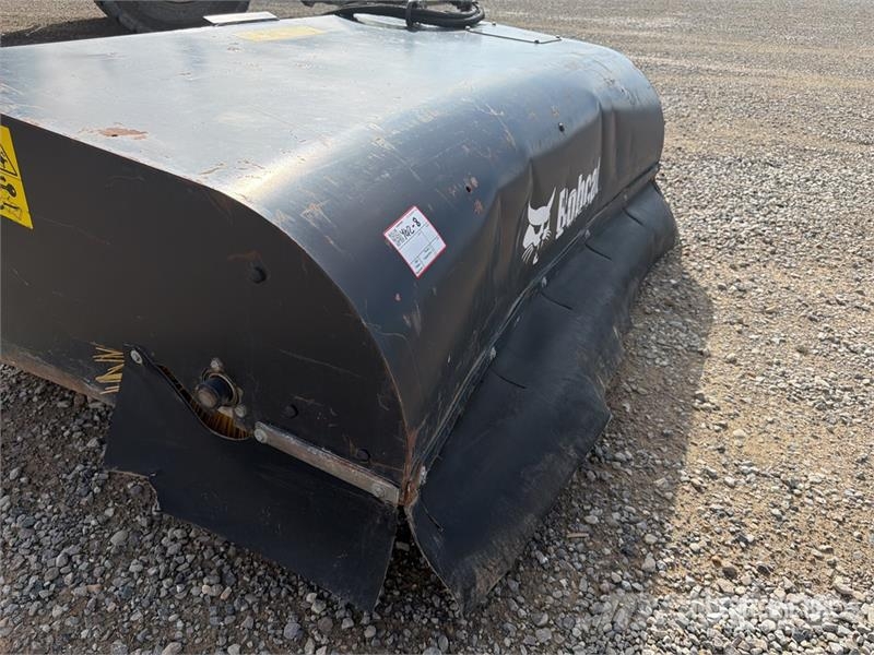 Bobcat 185 SWB Skid Steer Broom Cepillos