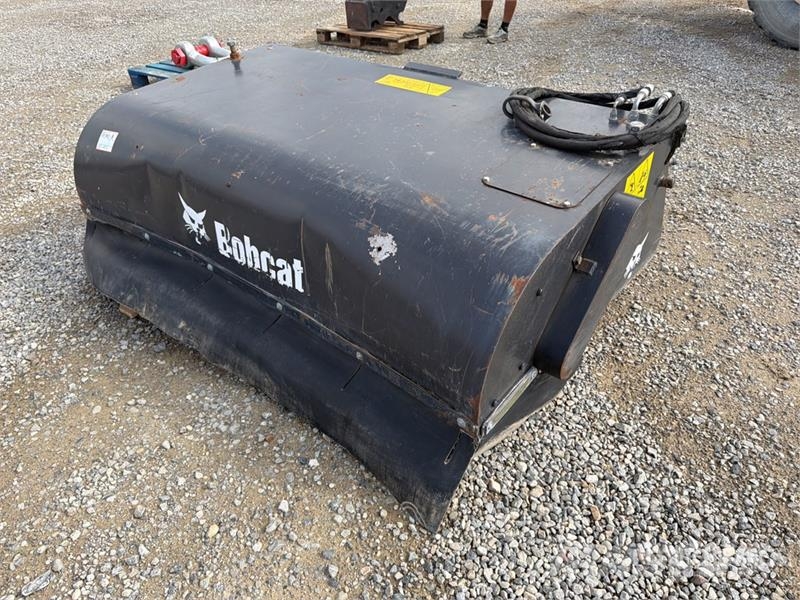 Bobcat 185 SWB Skid Steer Broom Cepillos