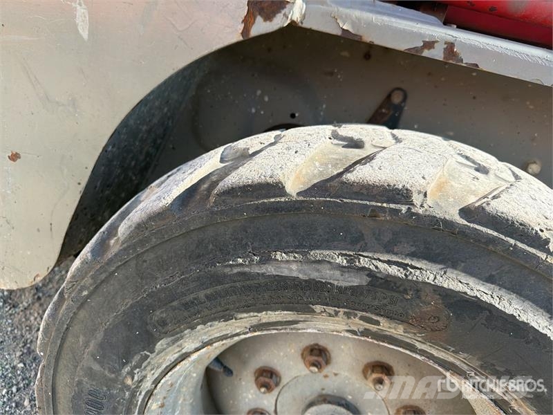 Bobcat S130 لوادر انزلاقية التوجيه