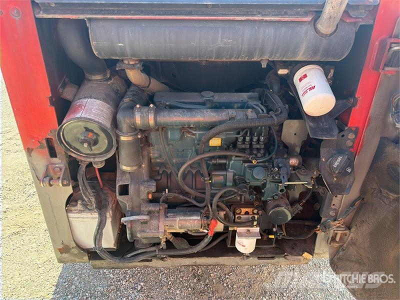 Bobcat S130 لوادر انزلاقية التوجيه