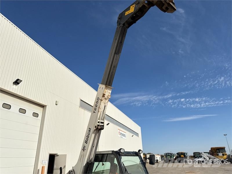 Bobcat T2250 Chariot Telescopique Telehandler مناولات متداخلة
