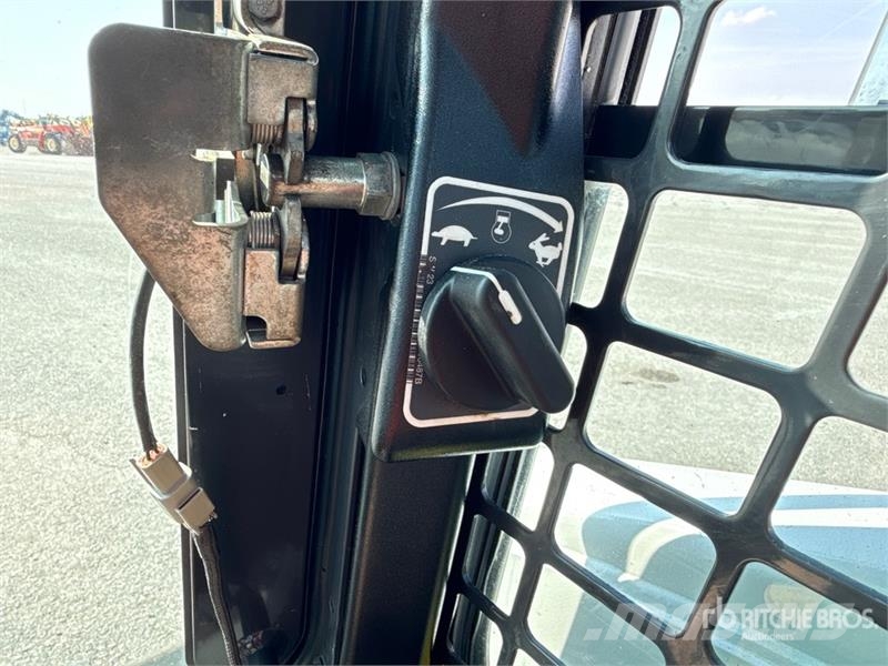 Bobcat T590 Smykem řízené nakladače