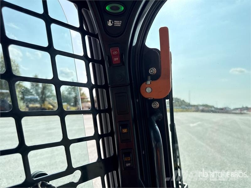 Bobcat T590 Smykem řízené nakladače