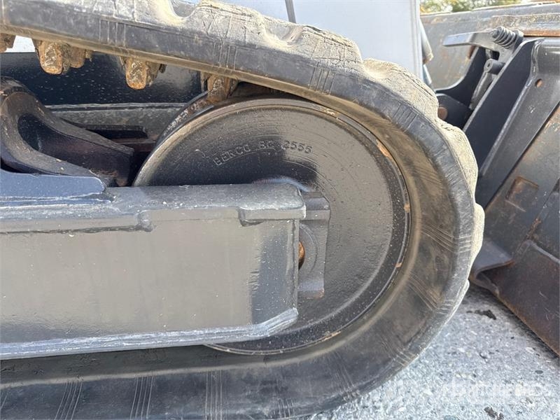 Bobcat T590 Smykem řízené nakladače