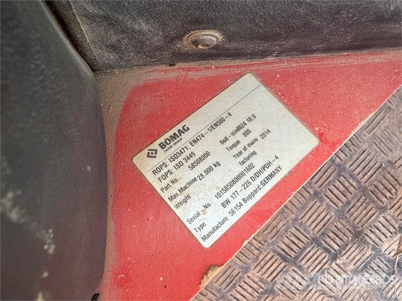 Bomag BW211D-4 Smooth Drum Compactor Egydobos hengerek