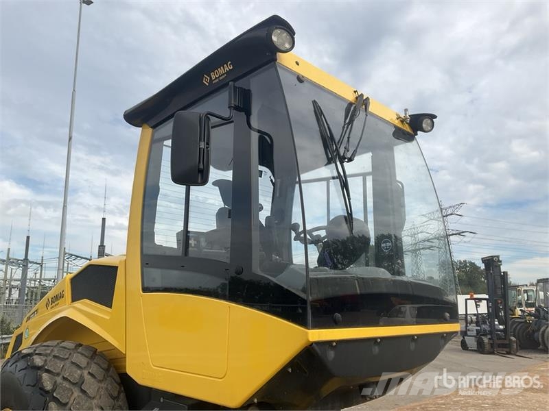 Bomag BW211D-5 Smooth Drum Compactor Egydobos hengerek