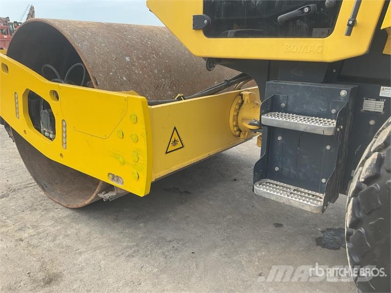 Bomag BW211D-5 Smooth Drum Compactor Egydobos hengerek