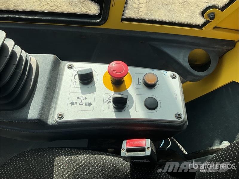 Bomag BW213DH-4i Smooth Drum Compactor 振動ローラ
