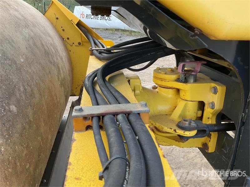 Bomag BW213DH-4i Smooth Drum Compactor 振動ローラ