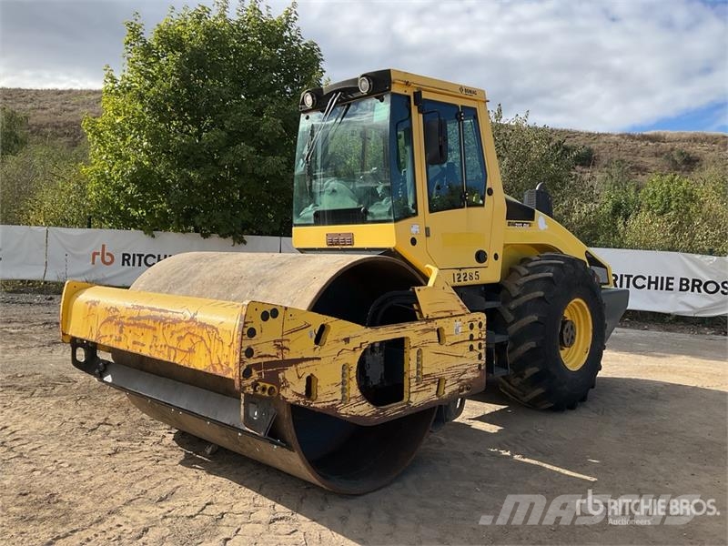 Bomag BW213DH-4i Smooth Drum Compactor 振動ローラ