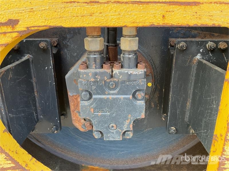 Bomag BW213DH-4i Smooth Drum Compactor 振動ローラ