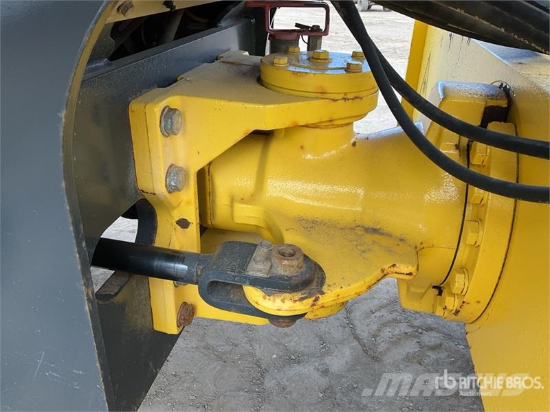 Bomag BW213DH-4i Smooth Drum Compactor 振動ローラ