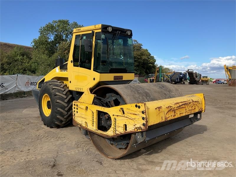 Bomag BW213DH-4i Smooth Drum Compactor 振動ローラ