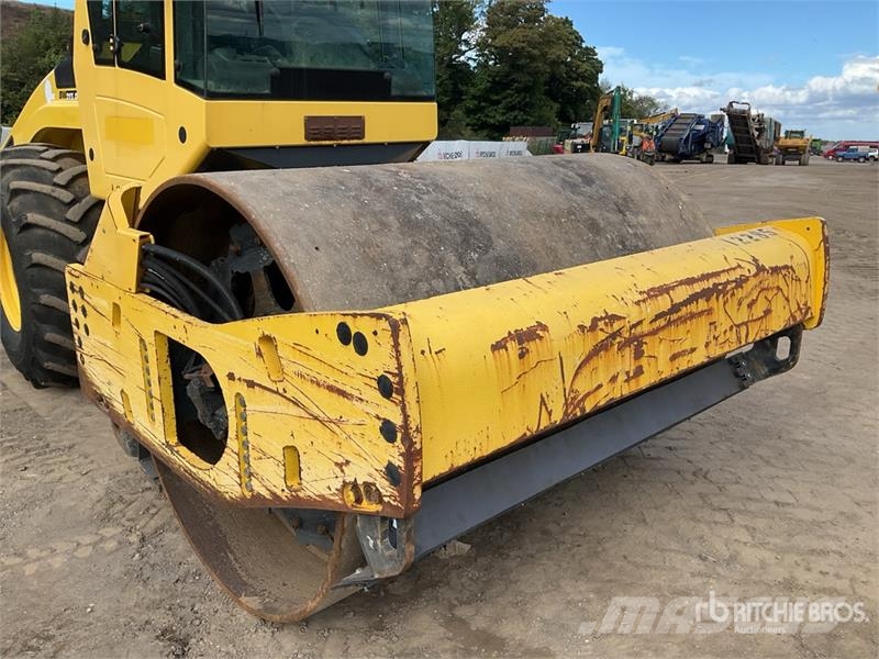 Bomag BW213DH-4i Smooth Drum Compactor 振動ローラ