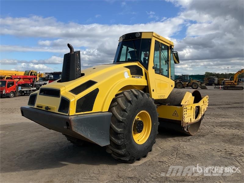 Bomag BW213DH-4i Smooth Drum Compactor 振動ローラ