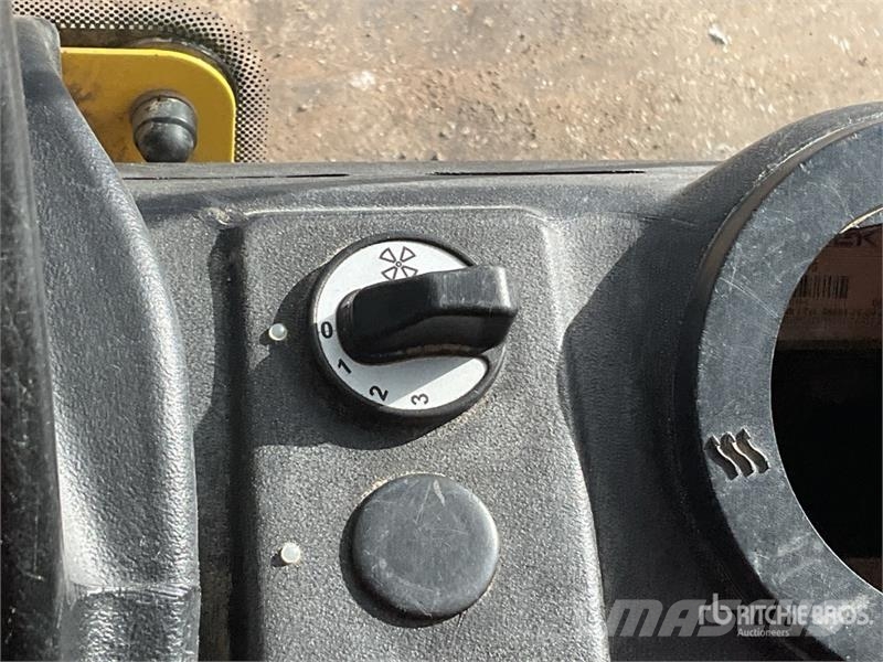 Bomag BW213DH-4i Smooth Drum Compactor 振動ローラ