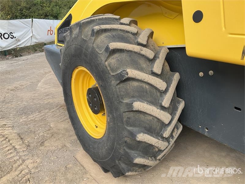 Bomag BW213DH-4i Smooth Drum Compactor 振動ローラ