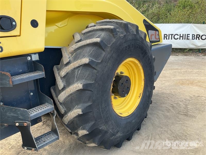 Bomag BW213DH-4i Smooth Drum Compactor 振動ローラ