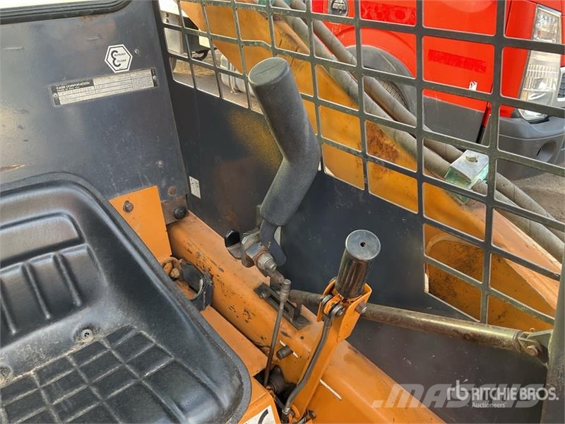 CASE 1825B Krautuvai su šoniniu pasukimu