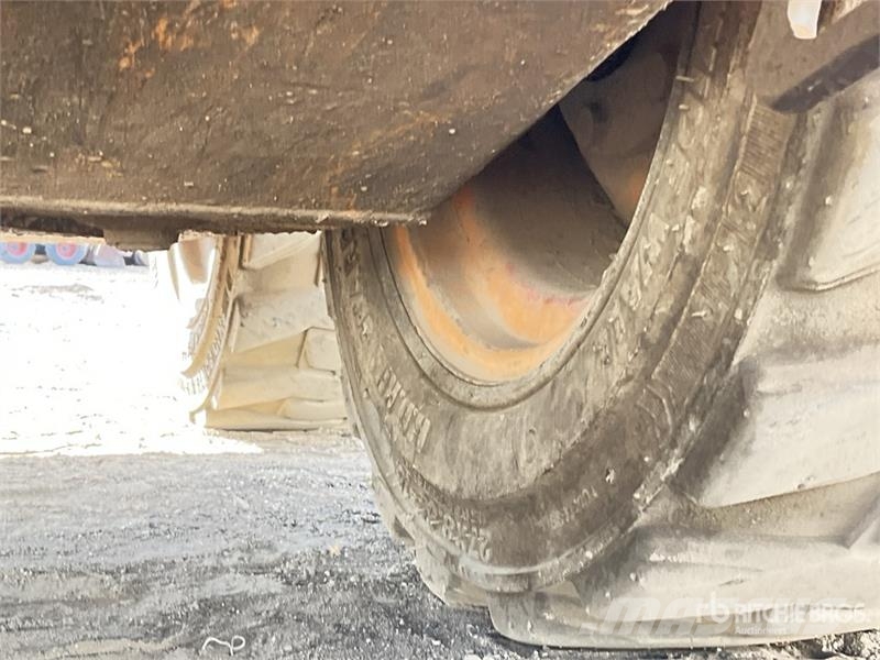 CASE 1825B Krautuvai su šoniniu pasukimu