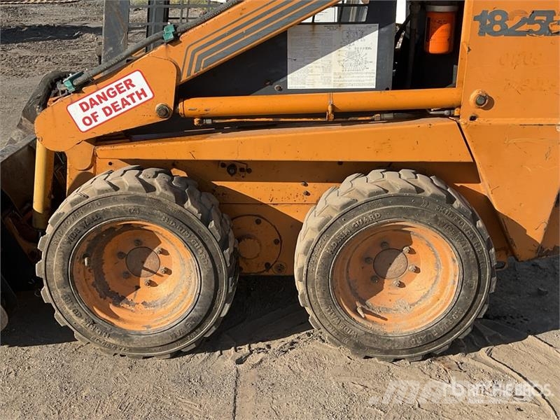 CASE 1825B Krautuvai su šoniniu pasukimu