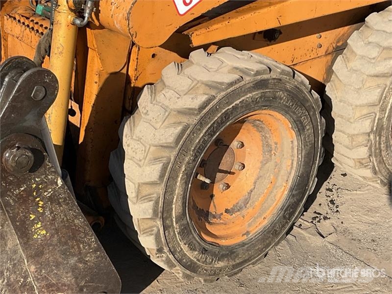 CASE 1825B Krautuvai su šoniniu pasukimu
