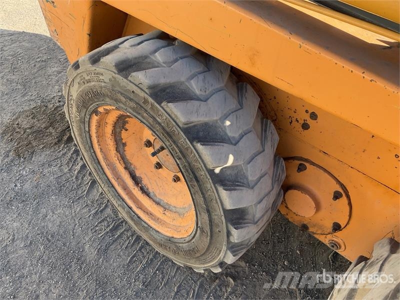 CASE 1825B Krautuvai su šoniniu pasukimu