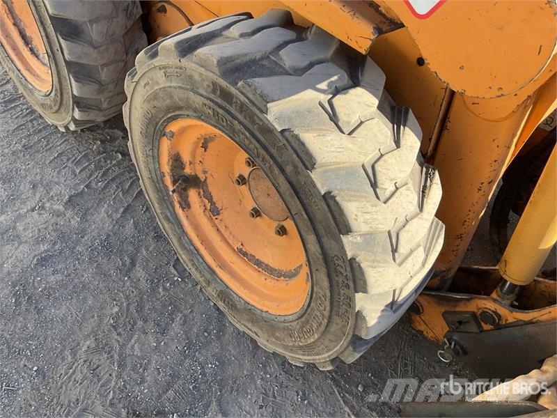 CASE 1825B Krautuvai su šoniniu pasukimu