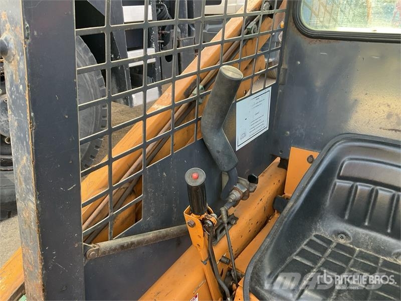 CASE 1825B Krautuvai su šoniniu pasukimu