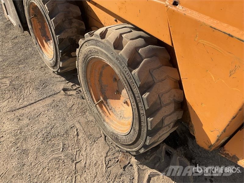 CASE 1825B Krautuvai su šoniniu pasukimu