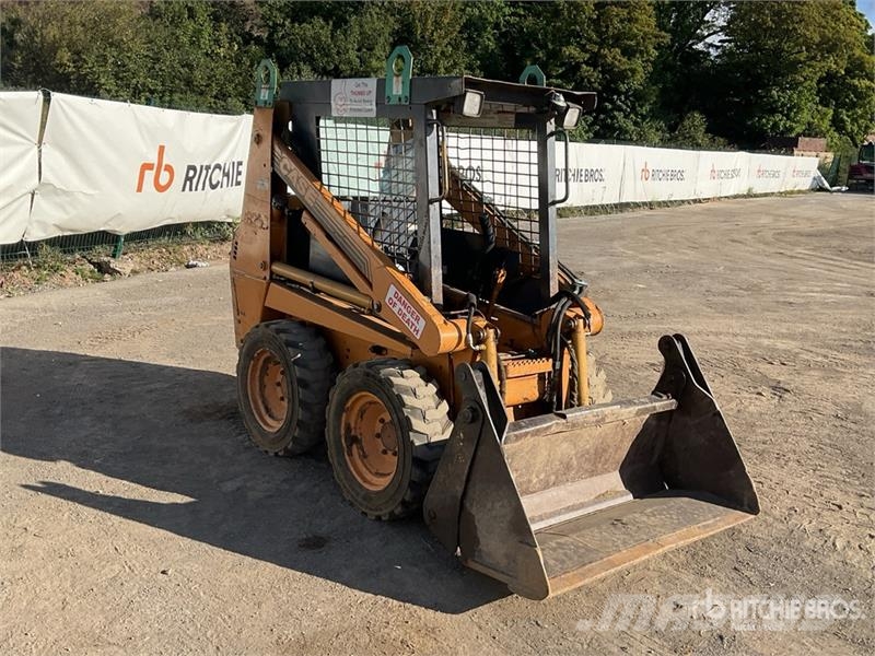 CASE 1825B Krautuvai su šoniniu pasukimu
