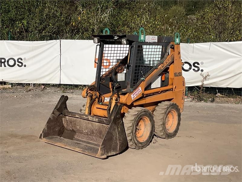 CASE 1825B Krautuvai su šoniniu pasukimu