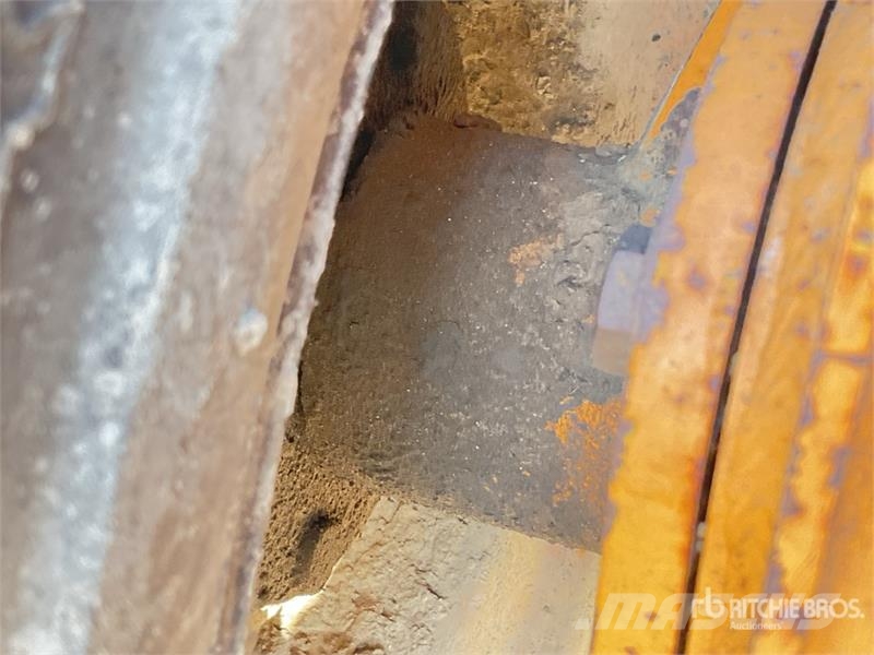 CASE 1825B Krautuvai su šoniniu pasukimu