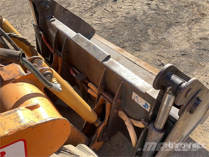 CASE 1825B Krautuvai su šoniniu pasukimu