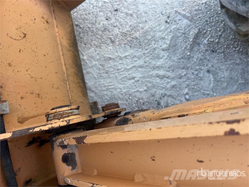 CASE 695 Super R 4x4x4 Chargeuse-Pelleteuse 4x4x4 Backh Rýpadlo-nakladače