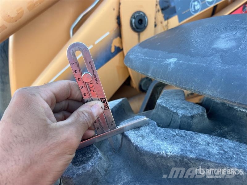 CASE 695 Super R 4x4x4 Chargeuse-Pelleteuse 4x4x4 Backh Rýpadlo-nakladače