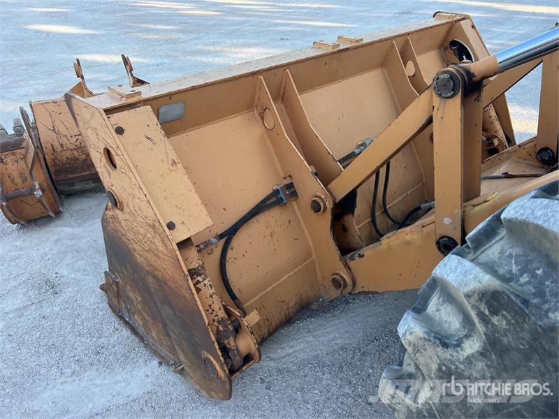 CASE 695 Super R 4x4x4 Chargeuse-Pelleteuse 4x4x4 Backh Rýpadlo-nakladače