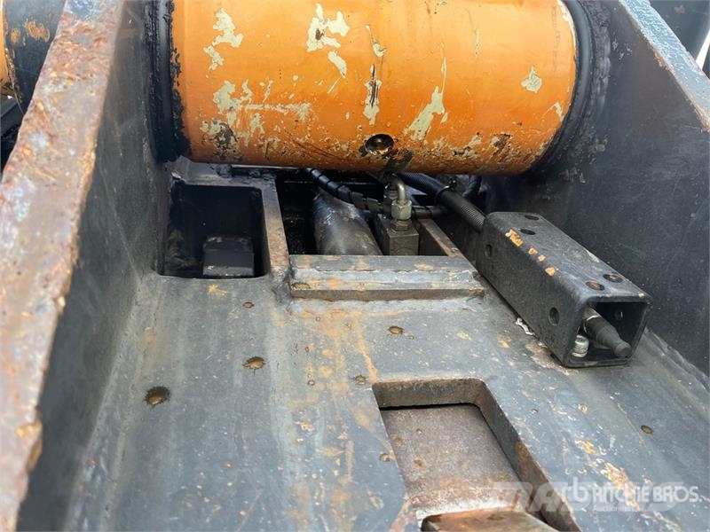 CASE CX250D Tracked Excavator Kāpurķēžu ekskavatori