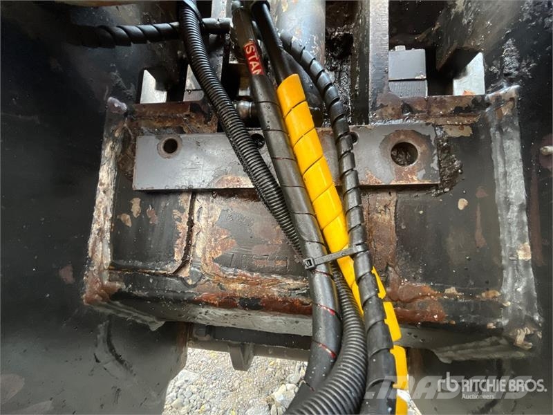 CASE CX250D Tracked Excavator Kāpurķēžu ekskavatori