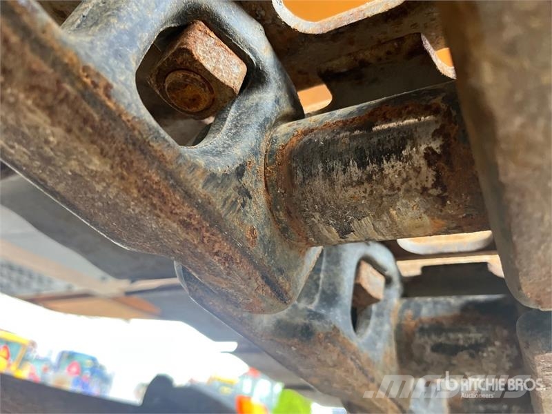 CASE CX250D Tracked Excavator Kāpurķēžu ekskavatori
