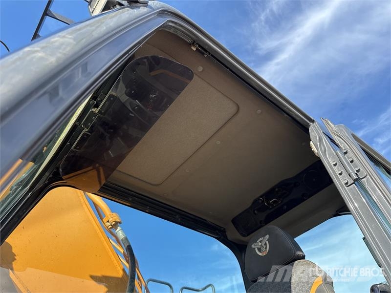 CASE CX300D Tracked Excavator Pásové rýpadlá