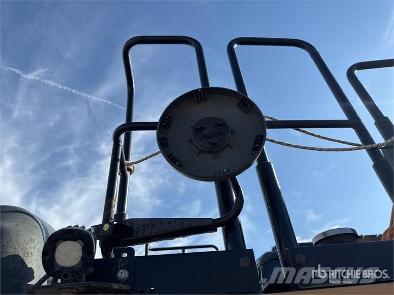 CASE CX300D Tracked Excavator Pásové rýpadlá