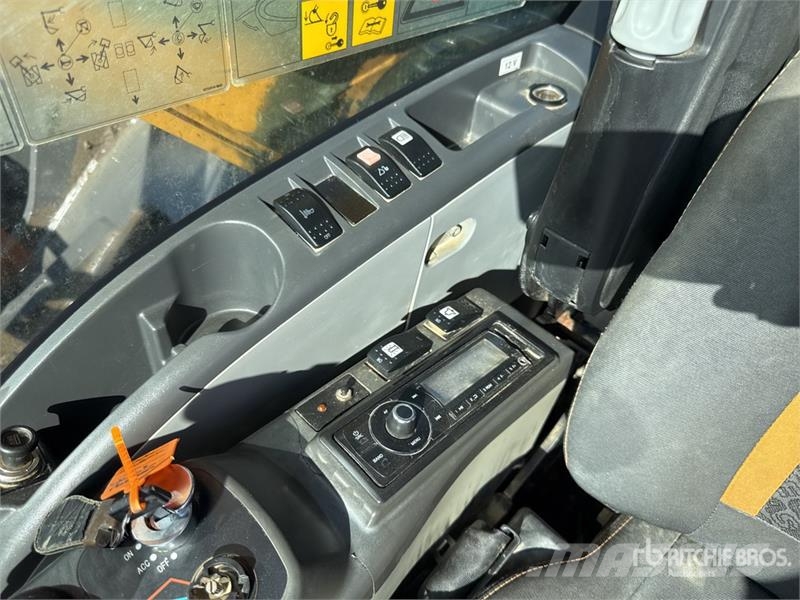 CASE CX300D Tracked Excavator Pásové rýpadlá
