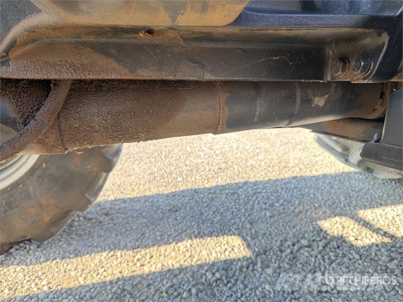 Case IH MX 2702 4WD Tractor (Inoperable) Trattori
