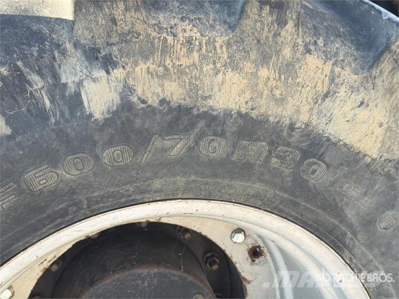 Case IH MX 2702 4WD Tractor (Inoperable) Trattori