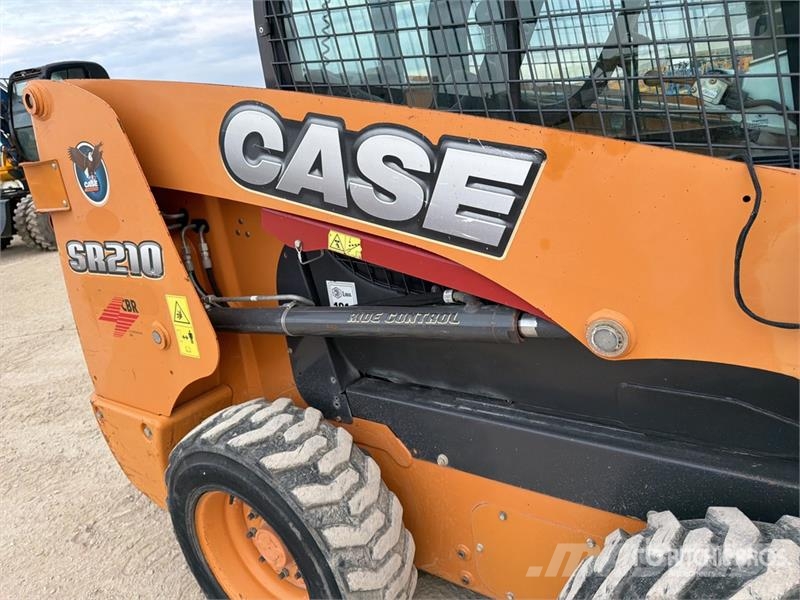 CASE SR210 Mini Pale Gommate