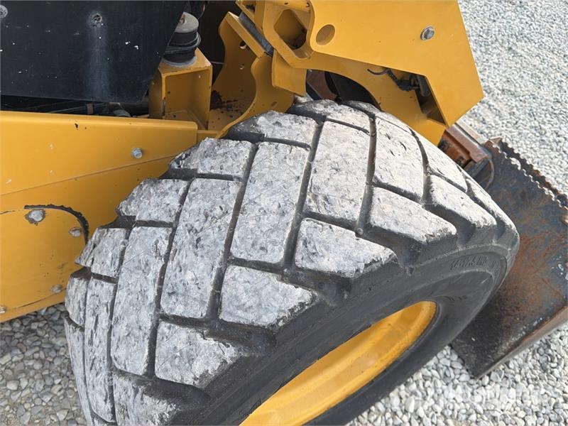CAT 272D3 Two-Speed Skid Steer Loader Skid steer mini utovarivači