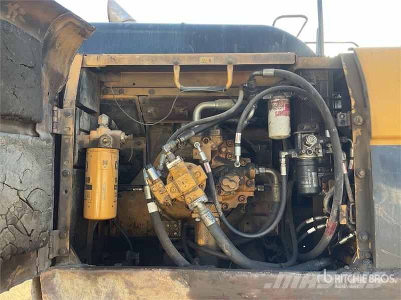 CAT 330 Tracked Excavator Raupenbagger